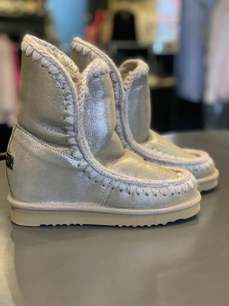 картинка Угги MOU бежевые перламутр от магазина Одежда+