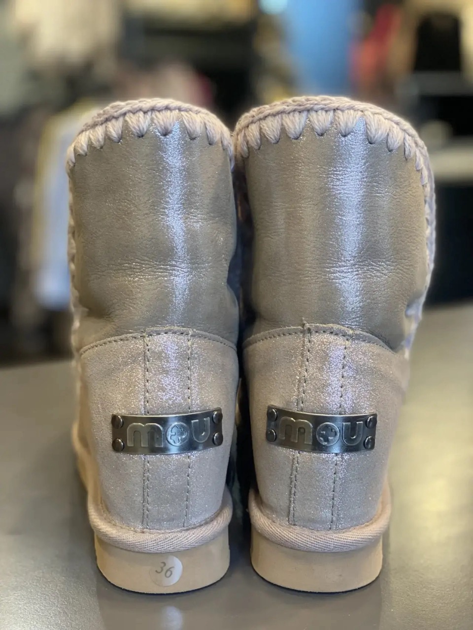 картинка Угги MOU бежевые перламутр от магазина Одежда+