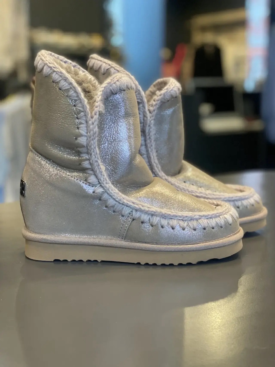 картинка Угги MOU бежевые перламутр от магазина Одежда+