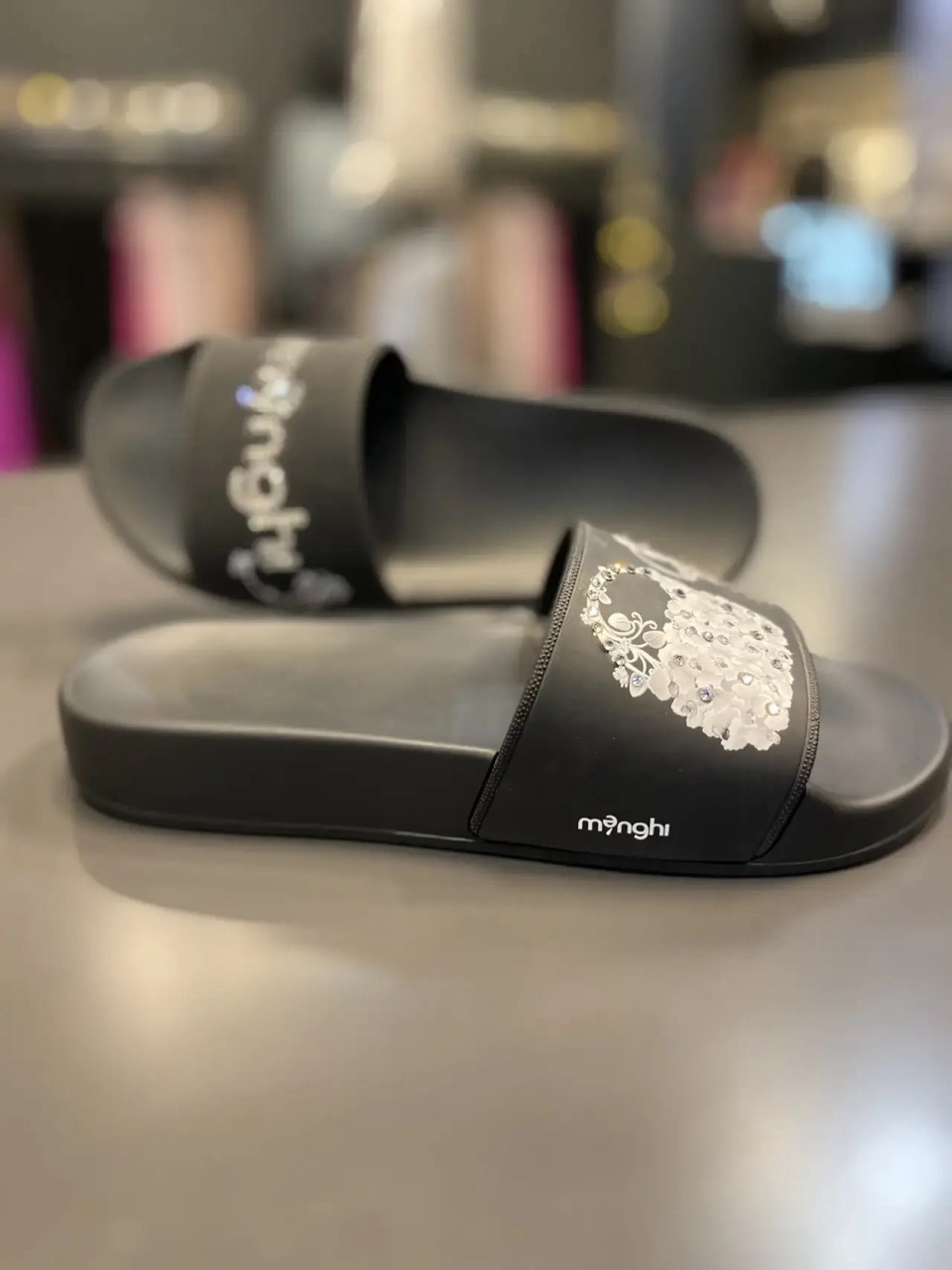 картинка Сланцы MENGHI черные swarovski от магазина Одежда+