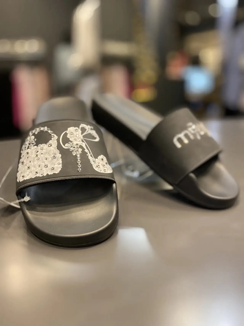 картинка Сланцы MENGHI черные swarovski от магазина Одежда+