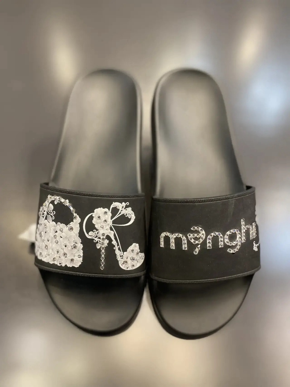 картинка Сланцы MENGHI черные swarovski от магазина Одежда+