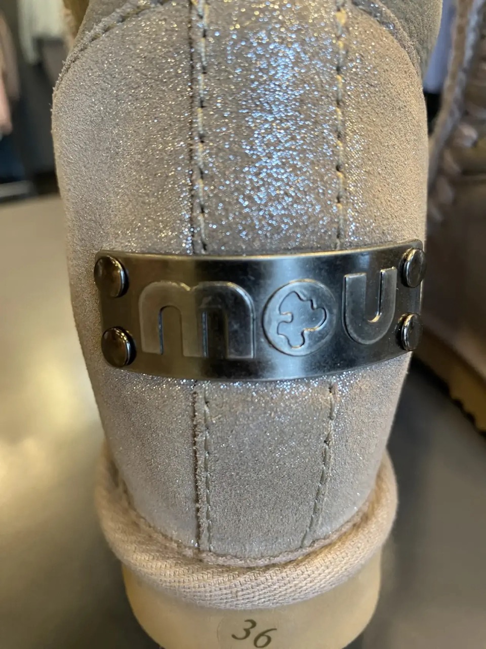 картинка Угги MOU бежевые перламутр от магазина Одежда+